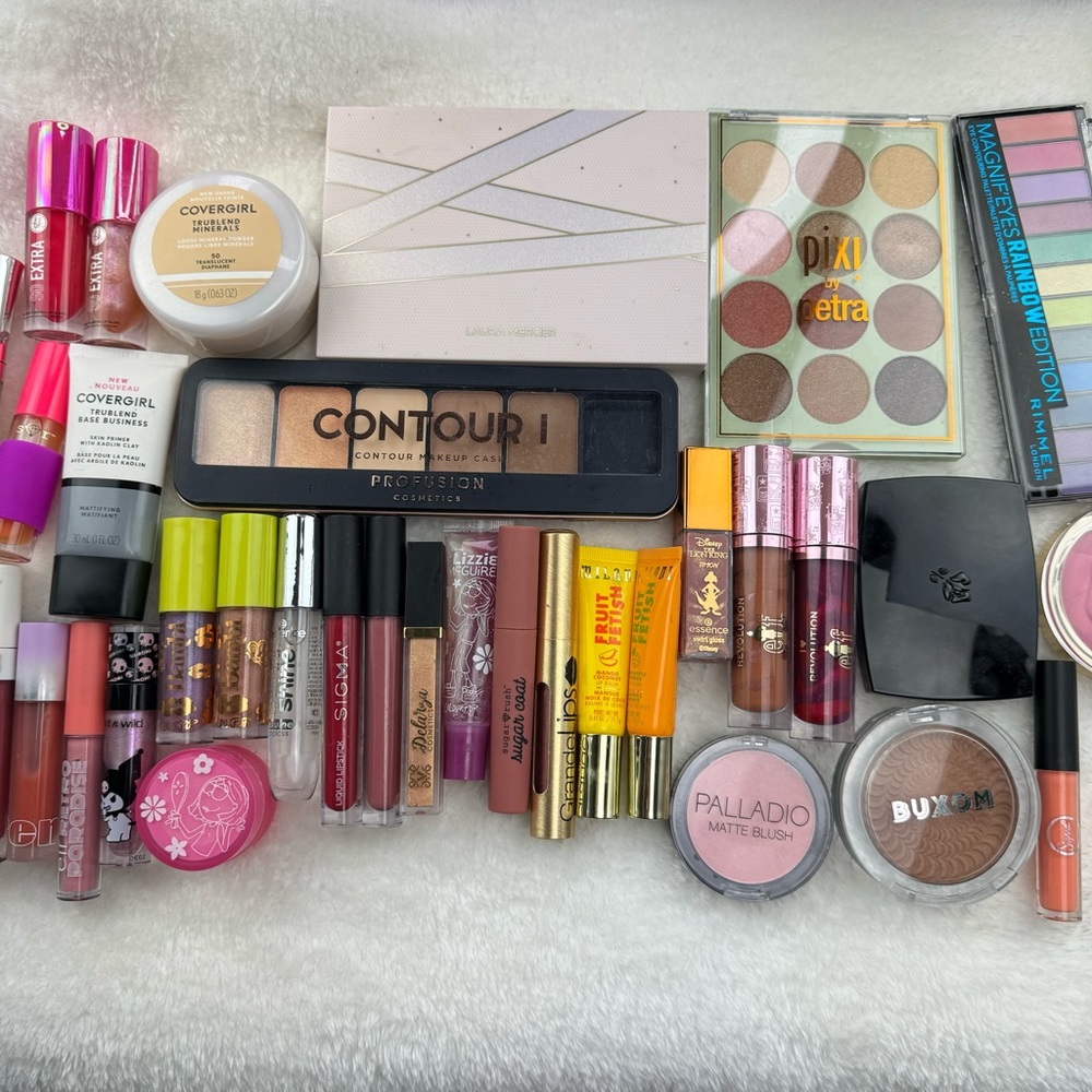 HUGE MAKEUP BUNDLE!